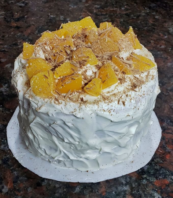 Una foto de Mini torta cumpleañera de duraznos y crema 🎂🍑