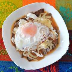 Una foto de Chilaquiles con tortilla azul