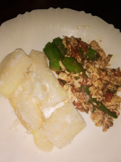 A picture of Eggs with veggies.
