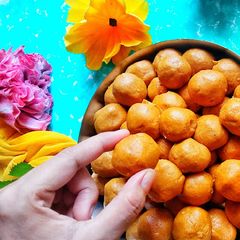 A picture of Besan ladoo.