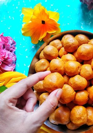A picture of Besan ladoo.