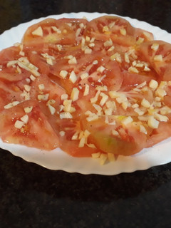 Una foto de Ensalada de tomates y ajos
