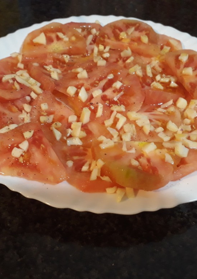 Una foto de Ensalada de tomates y ajos