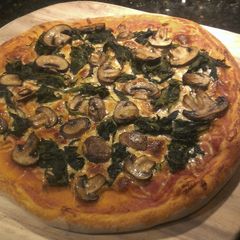 A picture of Spinach Pizza w/ Shrooms.
