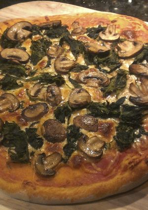 A picture of Spinach Pizza w/ Shrooms.