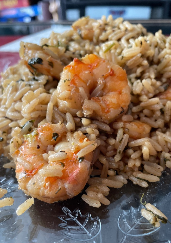 Una foto de Arroz con langostinos al ajillo. Olla GM