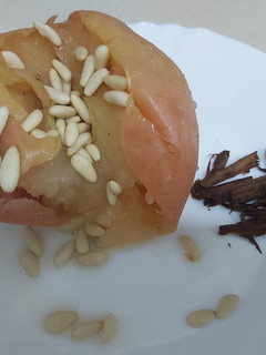 Una foto de Manzanas asadas en microondas con piñones 🍎🍎