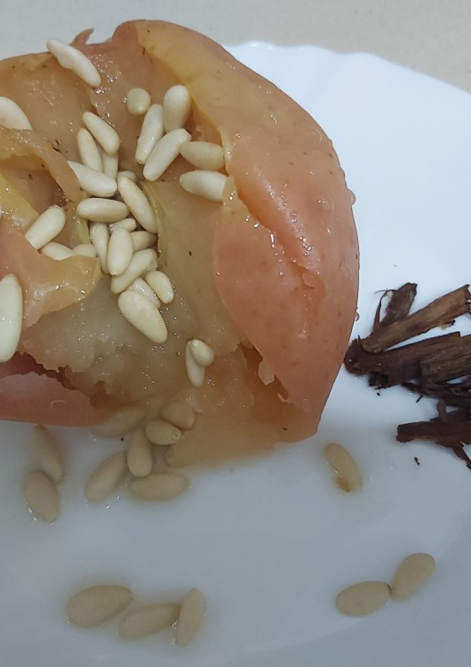 Una foto de Manzanas asadas en microondas con piñones 🍎🍎