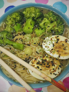 Una foto de Miso Soup con brócoli y huevo
