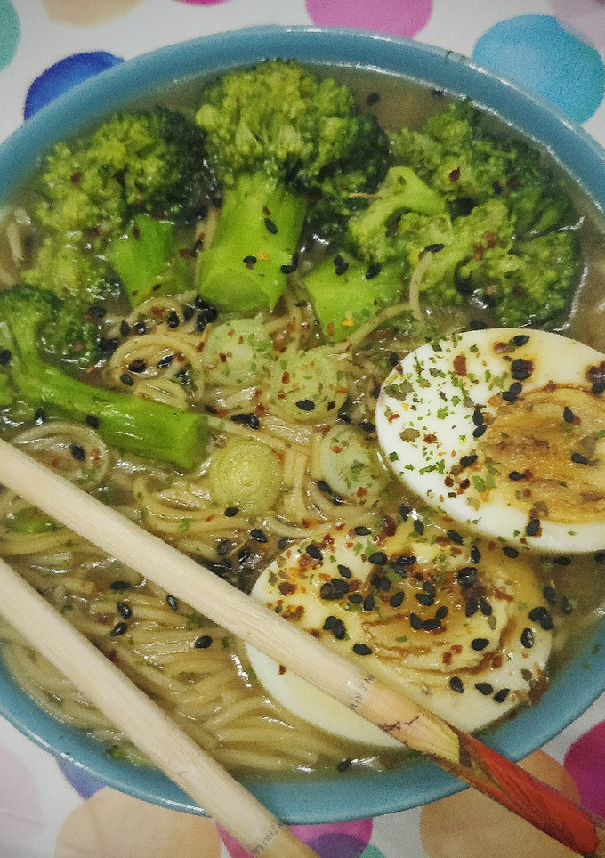 Una foto de Miso Soup con brócoli y huevo