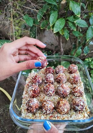 સુગરફ્રી હેલ્ધી ખજૂર બોલ્સ (Sugar free Healthy Dates Balls Recipe In Gujarati) રેસીપી મુખ્ય ફોટો