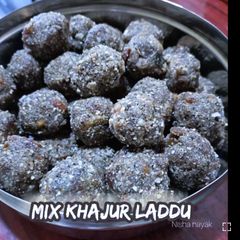A picture of Mix khajur ladoo.