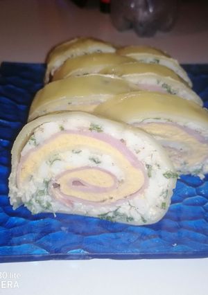 Sonkás sajttekercs egyszerűen recept fotója
