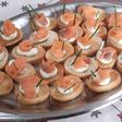 Crostini con salmone e erba cipollina