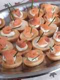 Crostini con salmone e erba cipollina