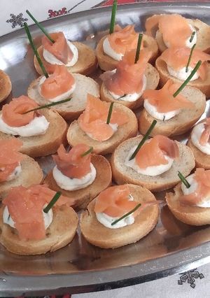 A picture of Crostini with Smoked Salmon and Chives.