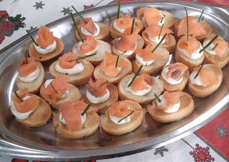 Crostini con salmone e erba cipollina