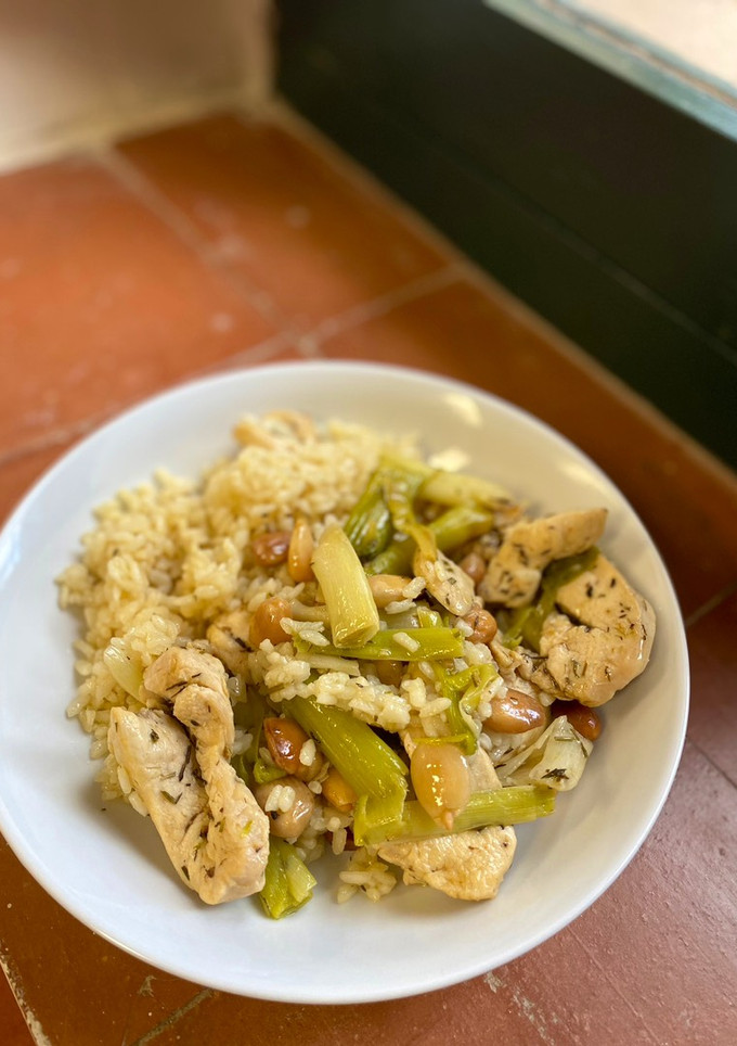 Una foto de Pollo con Almendras y ajos tiernos - Receta de Batch cooking