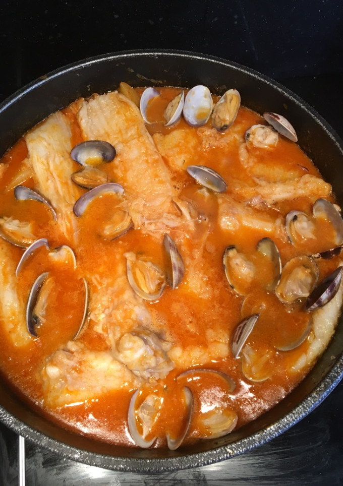 Una foto de Raya guisada con patatas 🥔 y calamares 🦑