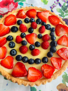 Foto di Torta alla crema con fragole, mirtilli e lamponi