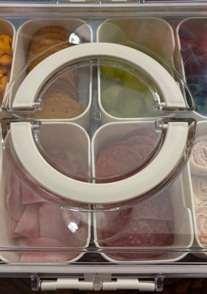 A picture of Back to school snackle box.