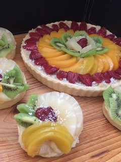 Una foto de Tartaleta de frutas con crema pastelera 🍍🍑🥝🍓👌🏻