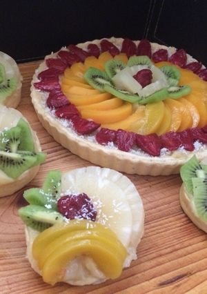 Una foto de Tartaleta de frutas con crema pastelera 🍍🍑🥝🍓👌🏻