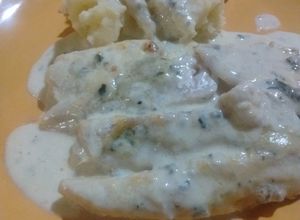 Una foto de Filet de merluza en crema de roquefort