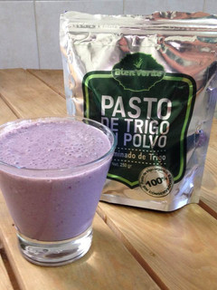 Una foto de Licuado de Pasto de trigo, frutos rojos y alga espirulina