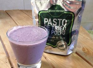 Una foto de Licuado de Pasto de trigo, frutos rojos y alga espirulina