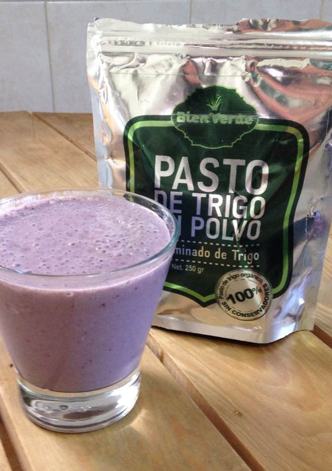 Una foto de Licuado de Pasto de trigo, frutos rojos y alga espirulina