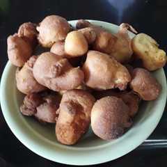 A picture of Buñuelos con queso crema, jengibre y limón.