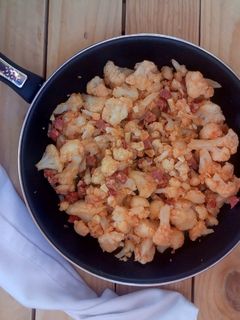 Una foto de Coliflor salteada con jamón serrano
