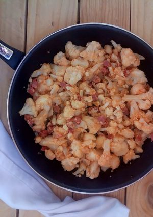 Foto principal de Coliflor salteada con jamón serrano