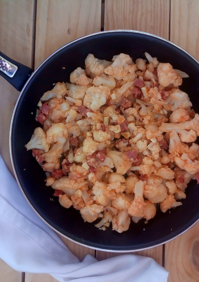 Una foto de Coliflor salteada con jamón serrano
