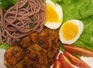 Hình của món Ức gà áp chảo mật ong.