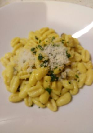 A picture of Fresh pasta with saffron and porcini.