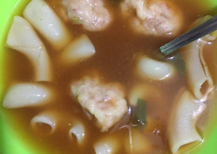 Cara Gampang Menyiapkan Sup bakso kornet makaroni, Bisa Manjain Lidah