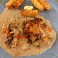 A picture of Chicken with leek, carrot, bell pepper and mushroom cream soup.