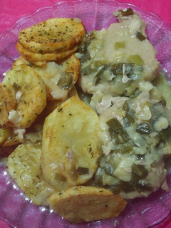 Una foto de Pechuga a la cacerola con salsa blanca y verdeo. Y papas fritas