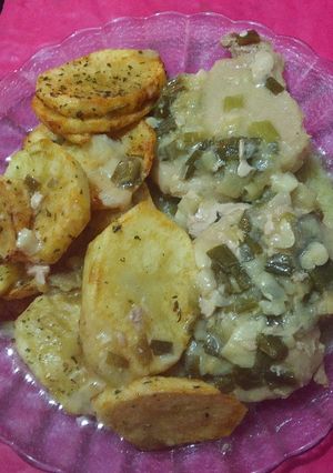 Una foto de Pechuga a la cacerola con salsa blanca y verdeo. Y papas fritas
