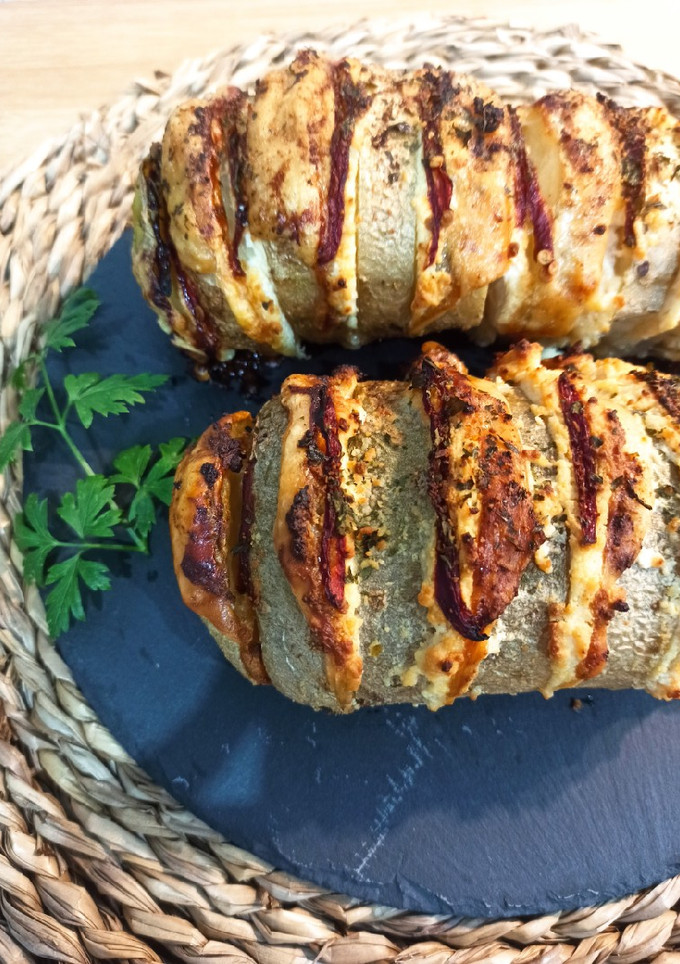 Una foto de Patatas acordeón con queso y requesón 🥔🧀🔥