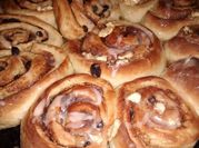Una foto de rolls de canela y pasas