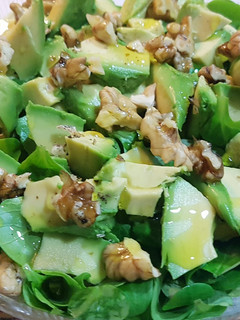 Una foto de Ensalada de canónigos, aguacate y nueces