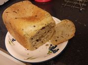 Una foto de pan de aceitunas en panificadora