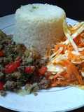Carne molida con vegetales, ensalada de repollo y arroz blanco