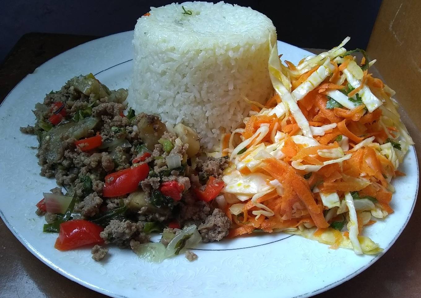 Carne molida con vegetales, ensalada de repollo y arroz blanco