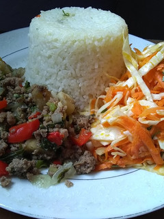 Una foto de Carne molida con vegetales, ensalada de repollo y arroz blanco