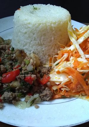 Una foto de Carne molida con vegetales, ensalada de repollo y arroz blanco