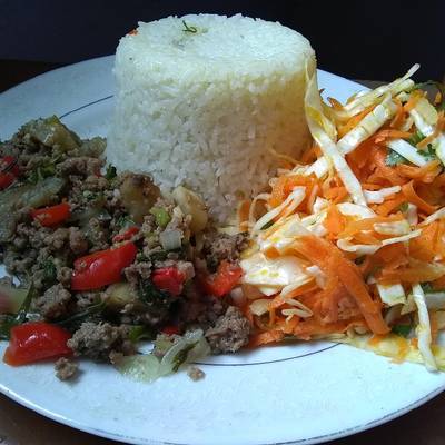 Carne molida con vegetales, ensalada de repollo y arroz blanco Receta de  nohelis Rodriguez- Cookpad